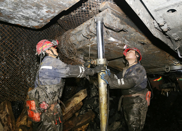煤礦井下液壓支架液使用現(xiàn)場
