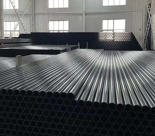 如何防止孔网钢骨架聚乙烯复合管在使用过程中因热胀冷缩产生变形和损坏？